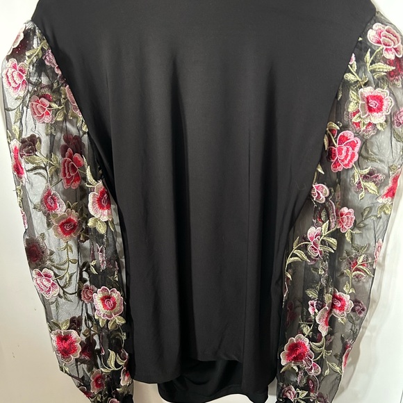 Pretty 🌸VENUS low cut top 🌸 - Picture 3 of 6